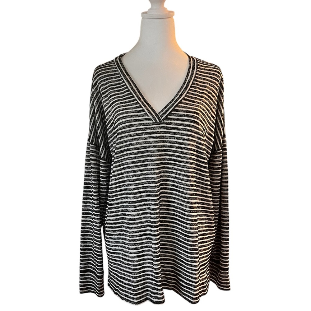 Striped V-Neck top. Womans XXL - Picture 3 of 8
